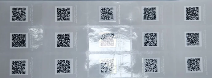 투명 필름 원단에 가변 QR을 인쇄한 정품인증 라벨 시트
